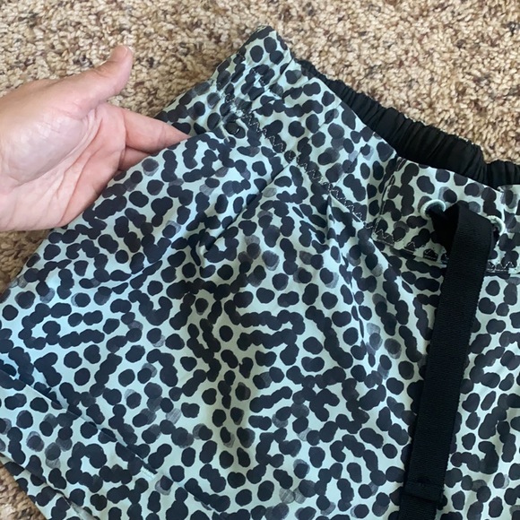 Lululemon Printed Shorts with Pockets - Picture 3 of 4